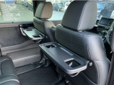 前席背面には格納式のテーブルを装備。ちょっとした荷物が掛けられて便利なコンビニフック付です。