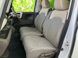 運転席からの視界は良好で、運転操作もスムーズに行えます。快適なドライビングをサポートする、機能的な空間設計です。