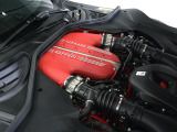 6.5L V12自然吸気エンジンを搭載し、830cvのゆとりあるパワーと滑らかな加速を提供します。