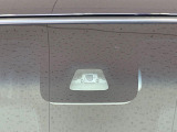 【スマートアシスト】走行中に前方の車両等を認識し、衝突しそうな時は警報とブレーキで衝突回避と被害軽減をアシスト。より安全にドライブをお楽しみいただけます。