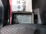 助手席下に小物入れがあり便利ですね♪
