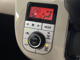 【オートエアコン】一度お好みの温度に設定すれば、車内の温度を検知し風量や温度を自動で調整。暑い&hellip;寒い&hellip;と何度もスイッチ操作をする必要はありません。快適な車内空間には必須の機能ですね♪