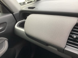 助手席前収納です。大容量設計なのでよく使う日用品など入れておくのに便利です。