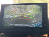 安全な駐車操作をサポートするバックモニター。ガイドライン表示で、狭い場所でもスムーズな駐車が可能です。