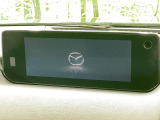 【8.8インチマツダコネクト】車内の雰囲気にマッチした大型のディスプレイ。スマホ接続でのナビ使用やBluetooth再生等、様々な機能が楽しめます。直感的なダイヤル操作が可能で、使い勝手も良好です。