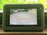 後方の様子を画面で確認でき、駐車時の周囲確認をサポートします。目安となるガイド線も表示されるため、車庫入れや狭い場所での取り回しの際に役立つ装備です。