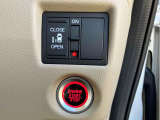 押すだけで、運転席から降りずにスライドドアを電動で開閉できます。