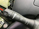 ワンアクションでワイパー操作ができるレバー。雨天時でも視界を確保し、安全な運転をサポートします。