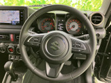 握りやすいステアリングは、運転操作を快適にします。オーディオ操作など、便利なスイッチ類も搭載されています。