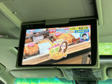 後部座席の乗員も楽しめるモニターが搭載。長距離移動も退屈させません。快適な移動時間を過ごせる一台です。