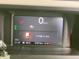 視認性の高いメーター類で、運転に必要な情報を的確に把握できます。走行距離や燃費など、様々な情報を確認できます。