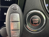 【インテリジェントキー】カバンやポケットに入れたままでもドアの施錠・解錠が可能なスマートキーを装備。エンジンのオン・オフ時もカギを取り出す必要が無いからとっても便利です♪