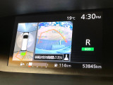 【マルチテレインモニター】車のフロントやサイドのカメラ画像を同時にモニター表示することで、悪路や狭い道を走行時でも周囲の状況確認ができ安心!本格SUVにうれしい装備です♪