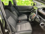 運転席からの視界は広く、運転操作もスムーズに行えます。座り心地も良く、長距離運転も快適です。