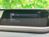 画面には音源選択のメニューが表示され、FM・AMやBluetooth、USBオーディオに対応する項目を確認できます。目的の音源を選びやすく、日常の移動でも便利です。