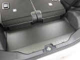 デッキボードの脚を立てて倒したリアシートのタカセに合わせることができ、荷物が積みやすくなります。また取り外して外でテーブルとしてお使いいただけます。