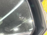 【ブラインドスポットモニター】走行中、ドアミラーの死角になりやすい箇所に後続車が接近するとサイドミラーのレンズに警告を表示!ドライバーに注意喚起をしてくれます。