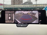 車体がシースルー(透過)して周囲の見通しを高めた設計の『360&deg;シースルービューモニター』を搭載。大きな車体でも、上空から見下ろす正確な視点で、狭い道や駐車をサポートします。