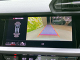 後方の映像に加え、車両周囲の表示や進行目安のラインを確認できます。駐車時に後方の状況を把握しやすく、周囲にも気を配りながら車庫入れを行いたい場面で役立ちます。