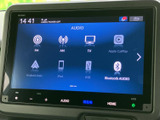FM・AMラジオやテレビ、スマートフォン連携などの音源が画面に並び、使いたい項目を見つけやすい構成です。日々の通勤から休日のお出かけまで、好みに合わせた音楽を楽しめます。