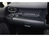 インパネテーブル装備!車内での小物などを一時的に置くとき利用できます。ドリンクホルダー装備! 美味しい飲み物 飲みながら 快適なドライブいかがですか♪