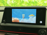 画面いっぱいに映像を表示でき、停車中の待ち時間もテレビ視聴を楽しめます。操作画面と映像表示が見分けやすく、車内で過ごすひとときに便利な装備です。