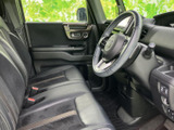 前席はゆったりと座れる形状で、運転席まわりも見渡しやすい配置です。乗り降りの際にも動きやすく、落ち着いた色合いの室内で日常の移動を快適に支えます。
