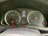 必要な情報を一目で確認できる、視認性の高いメーターデザイン。ドライバーの運転をサポートし、安心感を提供します。