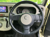 握りやすいステアリングは、運転のしやすさを追求。操作性に優れたデザインで、長距離運転でも疲れにくい工夫が施されています。