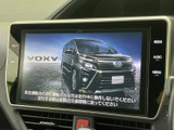 快適なドライブをサポートするナビゲーションシステムとオーディオ。高精細な画面で、目的地までスムーズに案内します。