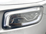 ●LEDヘッドライト:夜間走行時も良好な視界を確保し安心して運転できる高輝度LEDヘッドライトを装備!点灯速度が早く、消費電力も抑えられています。