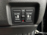 スライドドアは両側とも電動です。