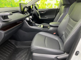 運転席からの視界は良好で、運転操作もスムーズに行えます。快適なドライビングポジションで、安全な運転をサポート。上質な空間です。