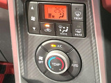 【オートエアコン】一度お好みの温度に設定すれば、車内の温度を検知し風量や温度を自動で調整。暑い&hellip;寒い&hellip;と何度もスイッチ操作をする必要はありません。快適な車内空間には必須の機能ですね♪