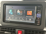 見やすい大型ディスプレイが、運転をサポートします。多彩な機能を搭載し、快適なドライブをさらに楽しめます。ラジオや音楽も高音質で楽しめます。