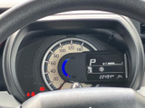 速度計に加え、シフト位置や燃料残量などをまとめて確認できる表示です。運転中に必要な情報を視線の先で把握しやすく、日々の移動を支えてくれます。