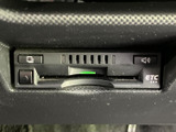カードの挿入口や音量ボタンなどがひとまとまりで、ETC車載器の位置も確認しやすい配置です。運転席から手が届きやすい場所に収まり、料金所を利用する際にも操作箇所を見つけやすく便利です。
