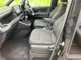 見通しのよい前方視界と、座ったまま手が届きやすい運転席まわりが特徴です。ゆとりある座席と足元で、日々の通勤から長時間の移動まで快適に過ごせる空間です。