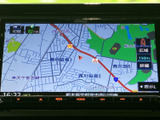 鮮明な地図表示で、目的地までの道順をひと目で確認できます。渋滞情報もリアルタイムで表示されるので、スムーズな移動をサポートします。