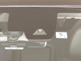 【エマージェンシーブレーキ】走行中に前方の車両等を認識し、衝突しそうな時は警報とブレーキで衝突回避と被害軽減をアシスト。より安全にドライブをお楽しみいただけます。
