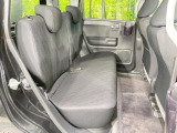 後部座席も気になるようなキズ・汚れやへたり等、大きなダメージはなく、良好な状態です。