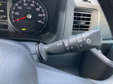 手の届きやすい位置にウインカーレバーを配置しました。安心して車線変更を行えるよう、操作しやすい設計です。快適な運転をサポートします。