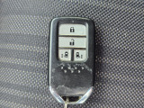 便利なスマートキー付き。キーを取り出さずにドアの施錠・解錠やエンジン始動が可能です。