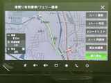 目的地を設定すると、画面上でルートや所要時間の目安を確認できます。案内開始やルート再探索などの項目も並び、行き先に合わせて必要な情報を見つけやすいナビ画面です。