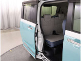 もちろん両側電動自動ドアです。ドアノブを手前に引くだけでオープンー♪