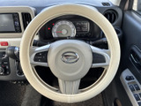 手になじみやすい形状で握りやすく、運転席からメーターの確認もしやすい配置です。ステアリング上にはスイッチも備わり、運転中に手元で各種操作を行える便利な仕様です。