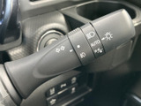 レバー本体に各種のマークが表示され、必要な機能を見分けやすい設計です。運転席から手の届く位置にまとまり、周囲の状況を確認しながら日常の運転をサポートしてくれます。