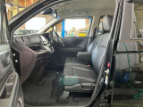 助手席も運転席同様に広く過ごしやすくなってます。