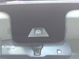 【三菱e-Assist】走行中に前方の車両等を認識し、衝突しそうな時は警報とブレーキで衝突回避と被害軽減をアシスト。より安全にドライブをお楽しみいただけます。