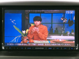 停車中に映像を楽しめるTV機能が搭載されています。休憩時間などに、リラックスした時間を過ごせます。安全な場所に停車してからお楽しみください。